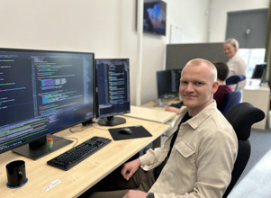 Fredrik Tåneland is sitting in front of a computer