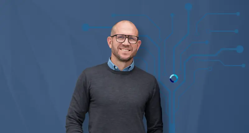 Johan Holmsten z Monitor ERP na niebieskim tle nawiązującym do cyklu życia systemu ERP.