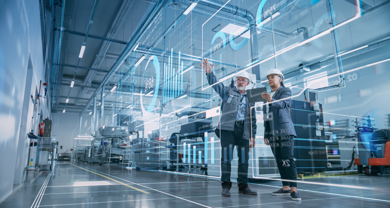 Et par kvinner som står ved siden av hverandre.