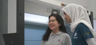 Tim PT Inti Presisi Toolsindo mengoperasikan sistem WMS Kardex terintegrasi dengan Monitor ERP
