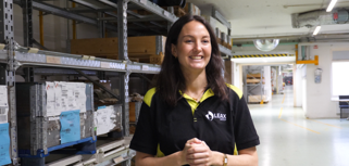 Sanna Johansson, Logistics Coordinator på LEAX Skaraborg står i en lagerlokal.