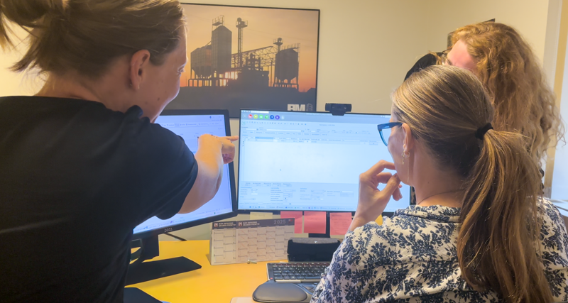 Vivian Mikkelsen, Business Development and Project Manager at BM Silo, pointing on a computer with Monitor ERP dashboard