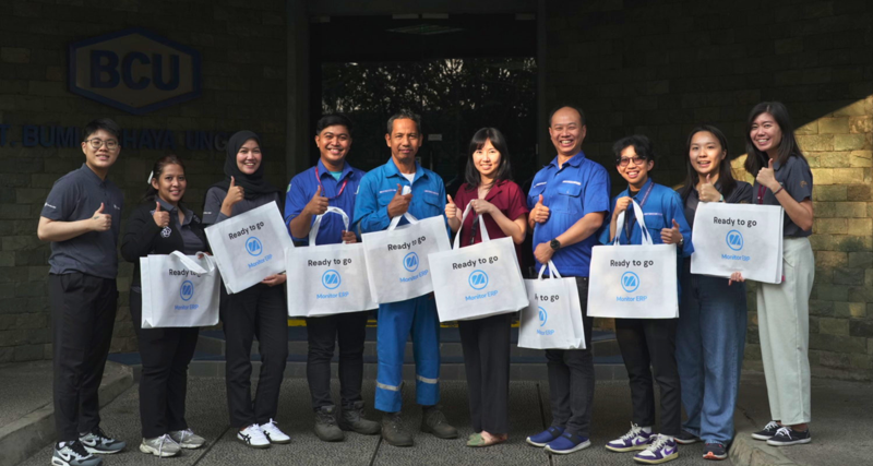 Tim PT Bumi Cahaya Unggul dan Monitor ERP di depan kantor BCU