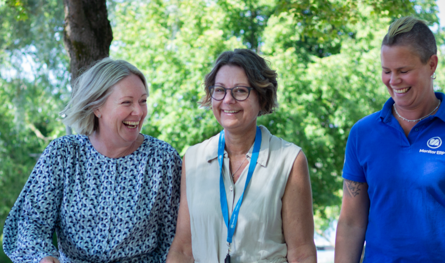 Tre anställda på Monitor går en promenad. Alla tre skrattar.