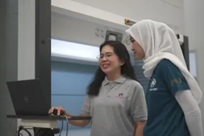 Tim PT Inti Presisi Toolsindo mengoperasikan sistem WMS Kardex terintegrasi dengan Monitor ERP