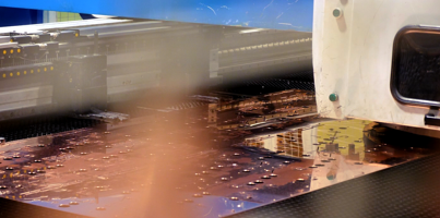 Maskin som skär i plåt.