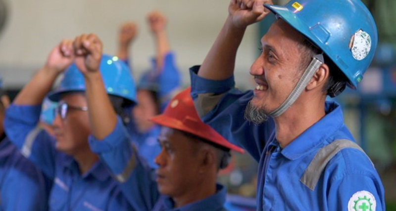 Apel pagi tim shop floor PT Bumi Cahaya Unggul sebelum memulai produksi harian