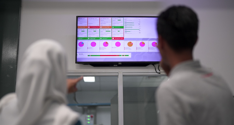 Dashboard Machine integration Monitor ERP menampilkan status produksi mesin PT Inti Presisi secara real-time