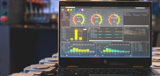 Monitor ERP -kojelaudanäkymä kannettavan tietokoneen näytöllä tehdasympäristössä.