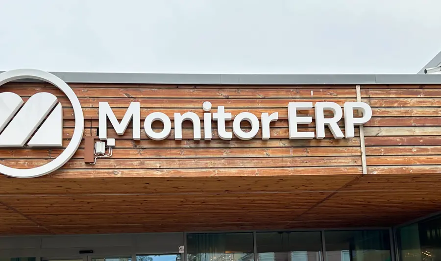 Nápis Monitor ERP na budove sídla spoločnosti Monitor ERP v Hudiksvall vo Švédsku.