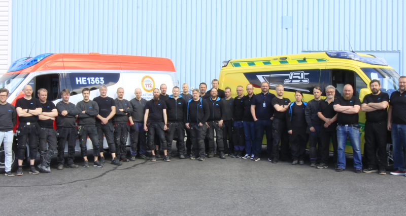 En grupp människor som står framför en skåpbil.