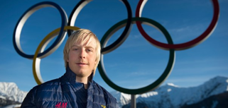 Lars Nelson står framför OS-ringarna