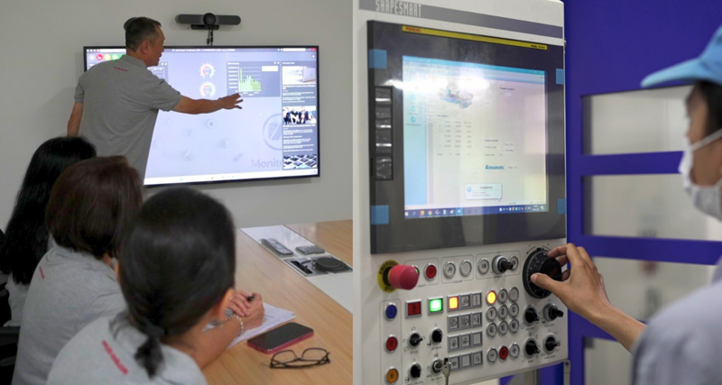 Tim PT Inti Presisi Toolsindo meninjau data produksi melalui Monitor ERP