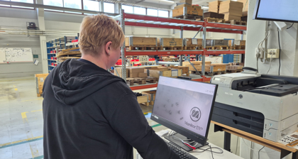 Asikas käyttää Monitor ERP:n varastossa