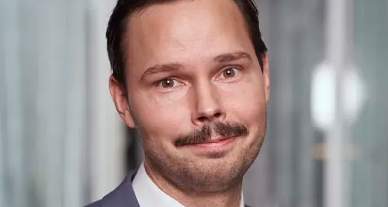 Erik Ståhlsten, IT-manager på Harald Pihl står bakom en grå bakgrund.