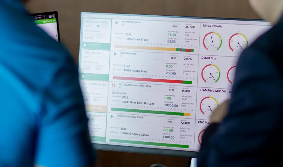 Dwóch mężczyzn wpatrujących się w ekran wyświetlający system Monitor ERP.