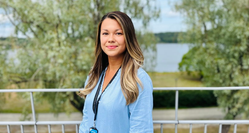 Mia Eriksson står utomhus och ler in mot kameran.