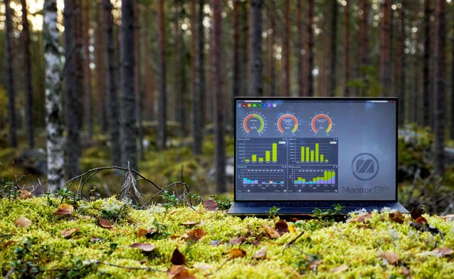 Illustration av Monitor ERP-dashboard på en skärm placerad i naturen, som symboliserar hållbarhet.