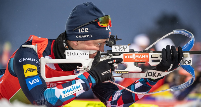 Tarjei Bø i liggande position på skjutvallen.