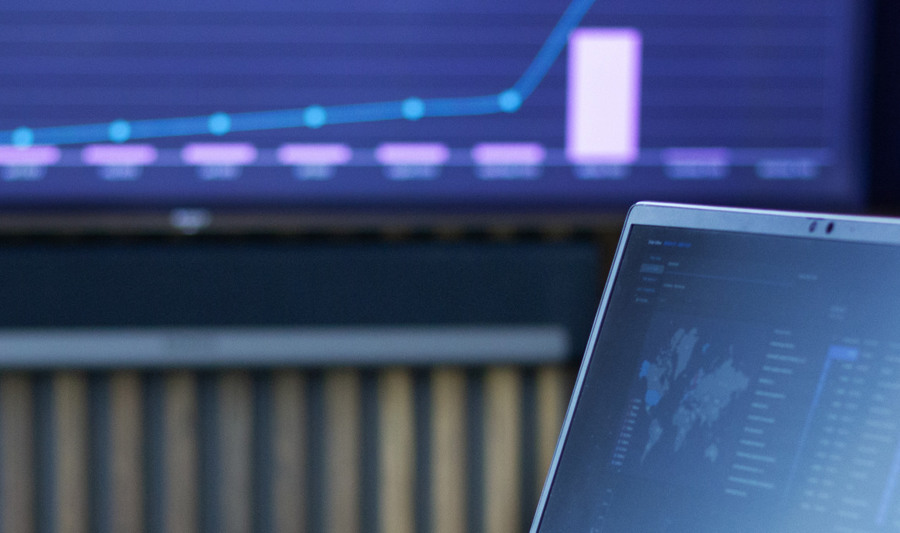 Laptop visar dashboards från Monitor ERPs affärssystem.