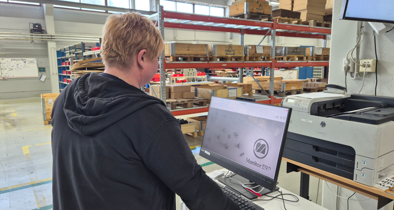 Asiakas käyttää Monitor ERP varastossa