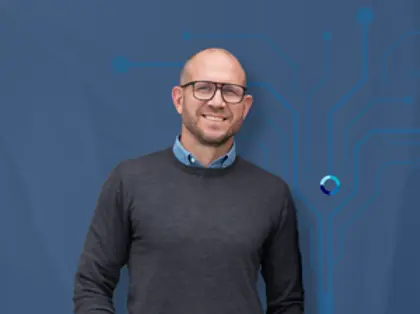 Johan Holmsten z Monitor ERP na niebieskim tle nawiązującym do cyklu życia systemu ERP.