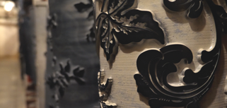 En närbild av ett dekorativt metallföremål.