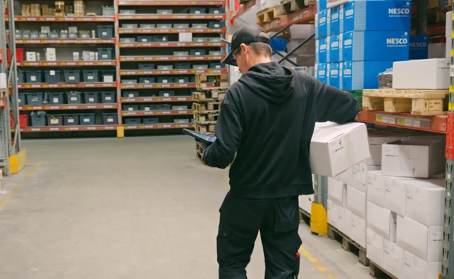 Työntekijä varastossa.