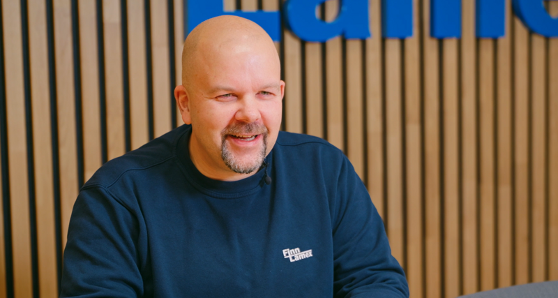 Mies nauraa Finn Lamexilla