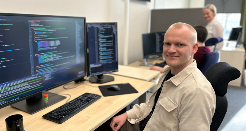 Fredrik Tåneland sitter framför en dator.