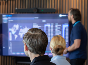 En person på Monitor ERP håller en presentation för en grupp människor om Monitor ERP.