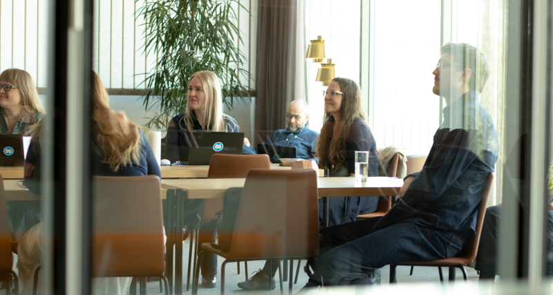 Monitorin konsultit istuvat pöydässä