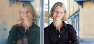 Julia Sjödin, ekonomichef för Monitor ERP i Sverige, står utanför entrén till Monitors huvudkontor i Hudiksvall.