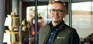 Erik Lovekil, säljare på Monitor, står i en kontorsmiljö.