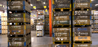 Ett stort lager med pallar.