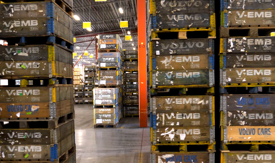 Ett stort lager med pallar.