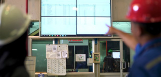 The PT Bumi Cahaya Unggul team monitors employee attendance and work activity data on screen using Monitor ERP.