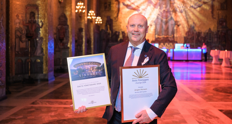 Jörgen Persson håller upp diplom för vinnare av årets företagare i Sverige 2024