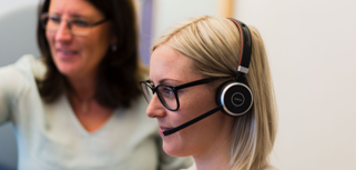 Medarbetare på supporten svarar på samtal av kund.