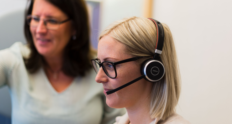 Medarbetare på supporten svarar på samtal av kund.