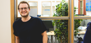 Anton Bergström står och ler och kollar in i kameran. 