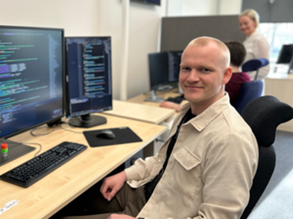 Fredrik Tåneland is sitting in front of a computer