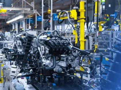 Hala produkcyjna elementów motoryzacyjnych i automotive, z wieloma podzespołami.
