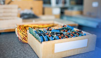 Kable i inne podzespoły elektroniczne skompletowane po produkcji.