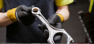 En närbild av en person som håller i ett föremål.