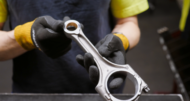 En närbild av en person som håller i ett föremål.