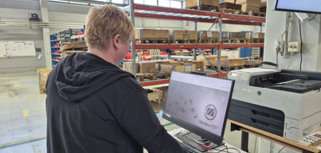 Asiakas käyttää Monitor ERP varastossa