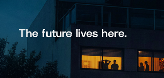 En byggnad med personer som tittar ut genom fönster.