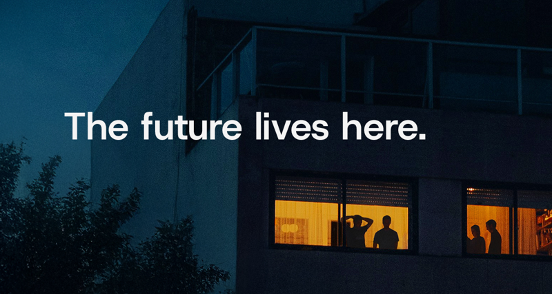 En byggnad med personer som tittar ut genom fönster.