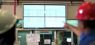 Tim PT Bumi Cahaya Unggul memantau data kehadiran dan aktivitas kerja karyawan di layar menggunakan Monitor ERP